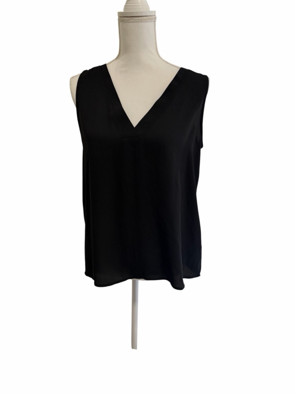 Forever 21 Black V-Neck Sleeveless Camisole